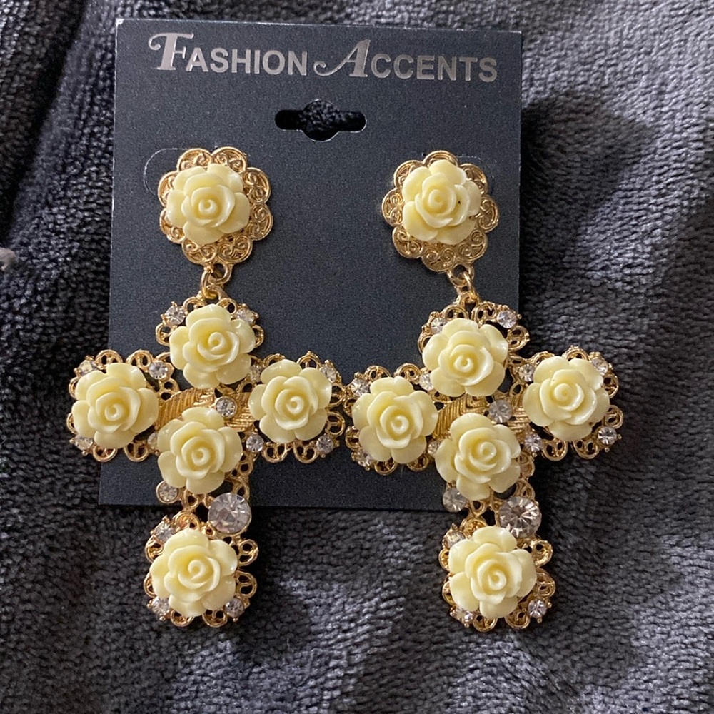 🌼🌼 NWT IVORY ROSE CROSS COQUETTE GIRL EARRINGS 🌼🌼
